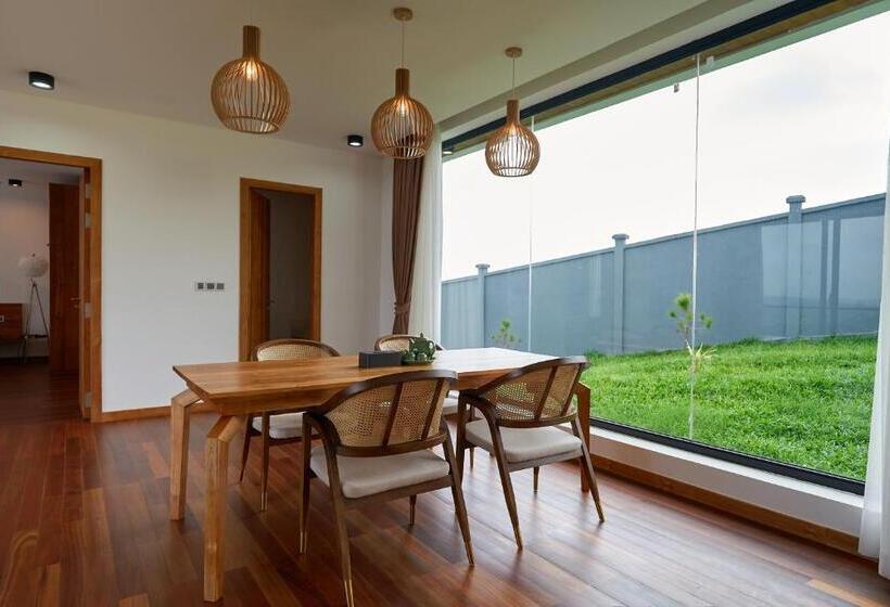 فيلا غرفتين نوم, The Pine Mansion