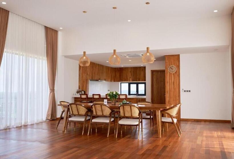 فيلا غرفة نوم واحدة مع مسبح, The Pine Mansion