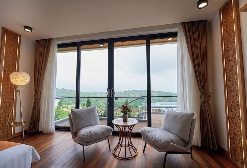 فيلا غرفتين نوم, The Pine Mansion