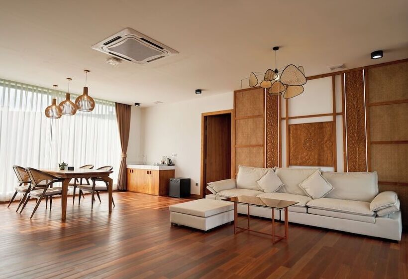 فيلا غرفتين نوم, The Pine Mansion