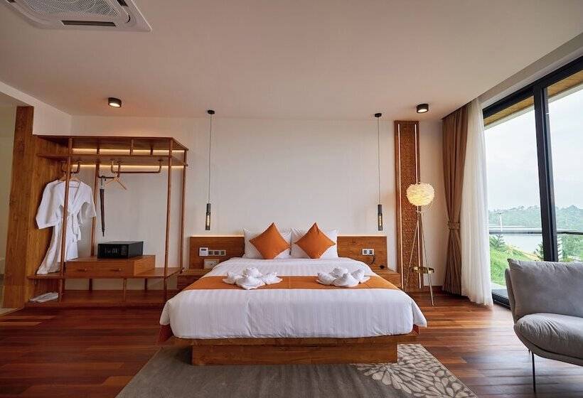 فيلا غرفتين نوم, The Pine Mansion