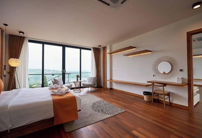 فيلا غرفتين نوم, The Pine Mansion