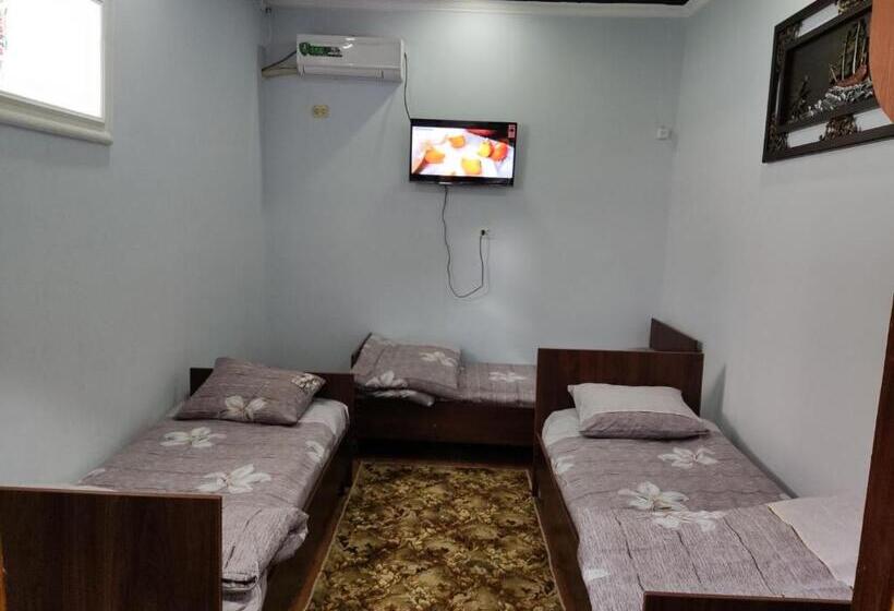 اتاق استاندارد سه تخته با سرویس بهداشتی مشترک, Goziyon Bukhara Hostel