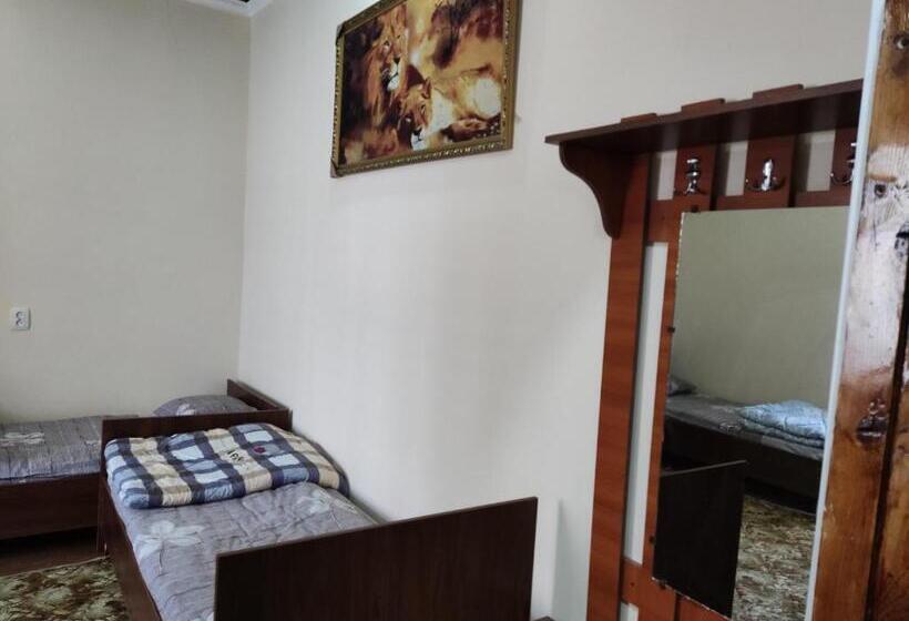 חדר סטנדרט לשלושה עם חדר אמבטיה משוף, Goziyon Bukhara Hostel