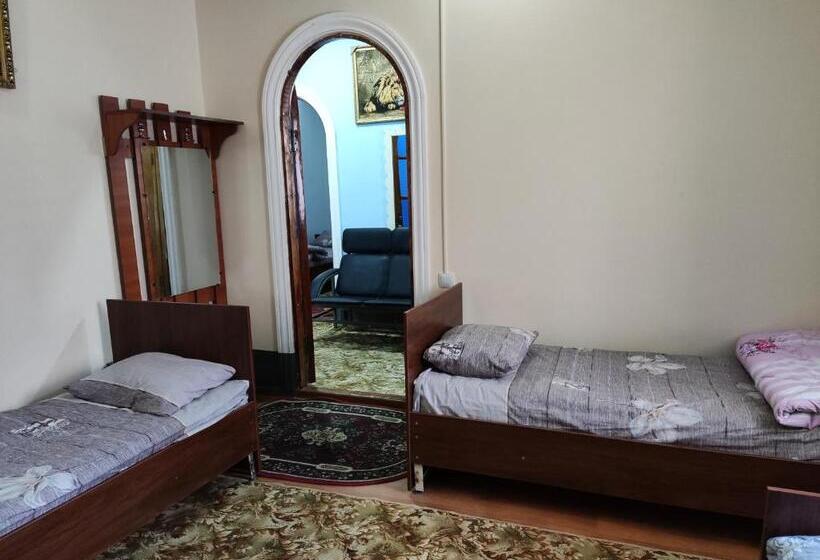 חדר סטנדרטי לארבעה עם חדר אמבטיה משותף, Goziyon Bukhara Hostel