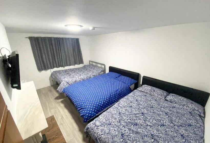 Трехместный Номер Стандарт Вид на Сад, The Royal Boutique Heathrow Lodge By London