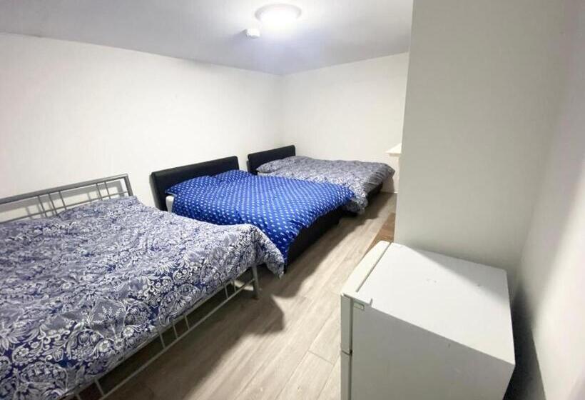اتاق استاندارد سه تخته با چشم‌انداز باغ, The Royal Boutique Heathrow Lodge By London