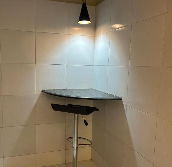 חדר דלוקס, Ellus Motel