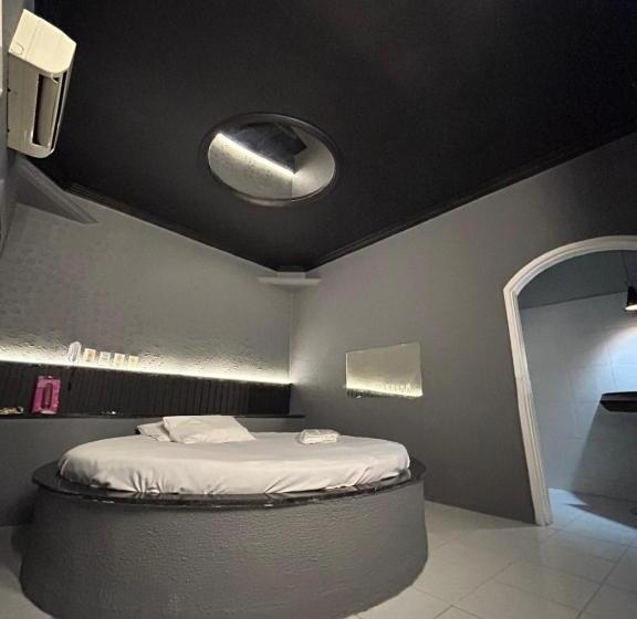 חדר דלוקס, Ellus Motel