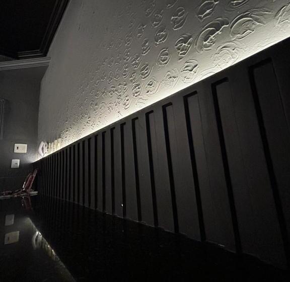 חדר דלוקס, Ellus Motel