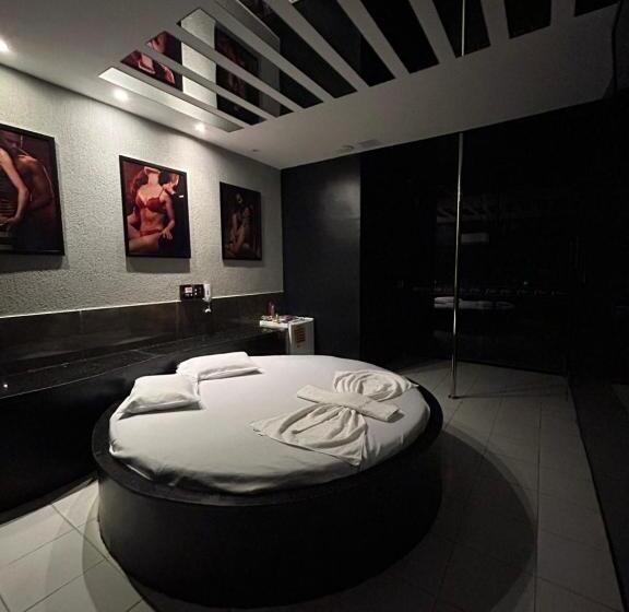 סוויטה עם בריכה, Ellus Motel