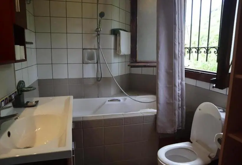 اتاق خانوادگی با چشم‌انداز کوه, Le Gite Du Bonheur Guest House & Car Rental