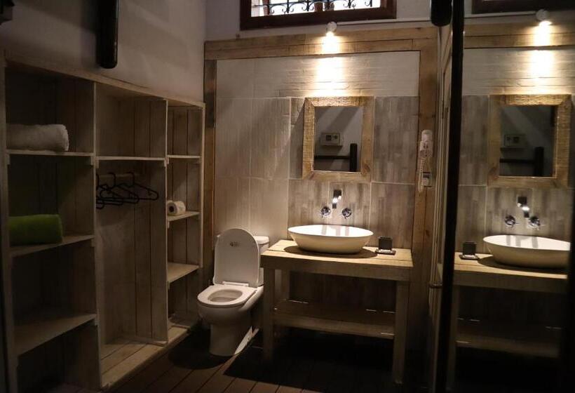 디럭스 룸 킹사이즈 침대, Le Gite Du Bonheur Guest House & Car Rental