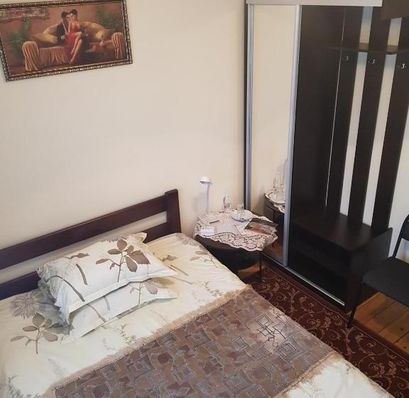 اتاق یک تخته با چشمانداز باغ, Navigator