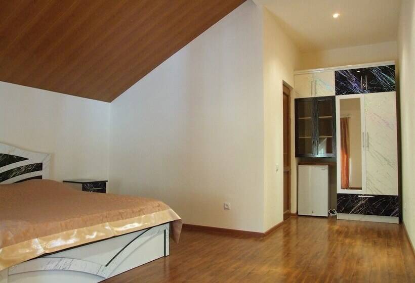 جناح مطلّ علي الجبل, Central