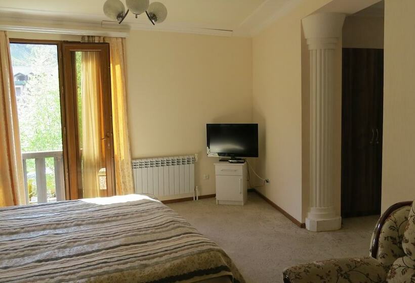 جناح مطلّ علي الجبل, Central