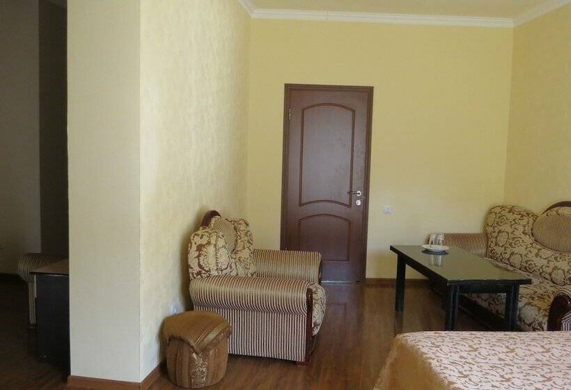 جناح مطلّ علي الجبل, Central