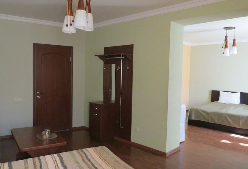 جناح مطلّ علي الجبل, Central