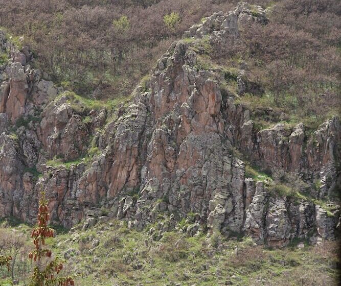 جناح مطلّ علي الجبل, Central