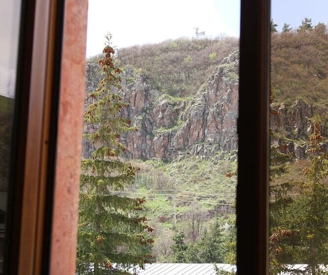 جناح مطلّ علي الجبل, Central