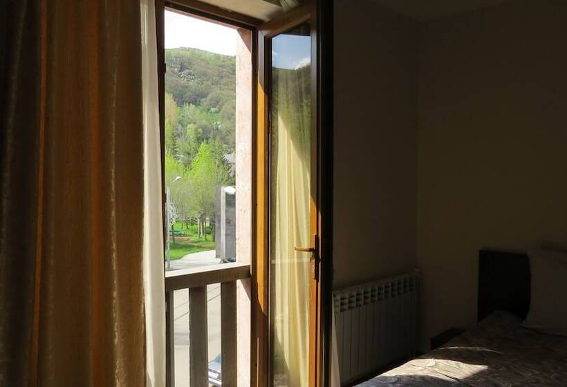 جناح مطلّ علي الجبل, Central