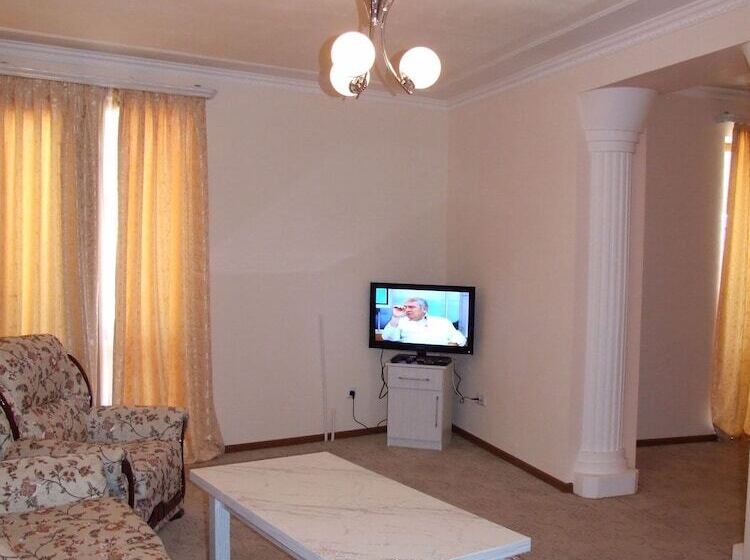 جناح مطلّ علي الجبل, Central