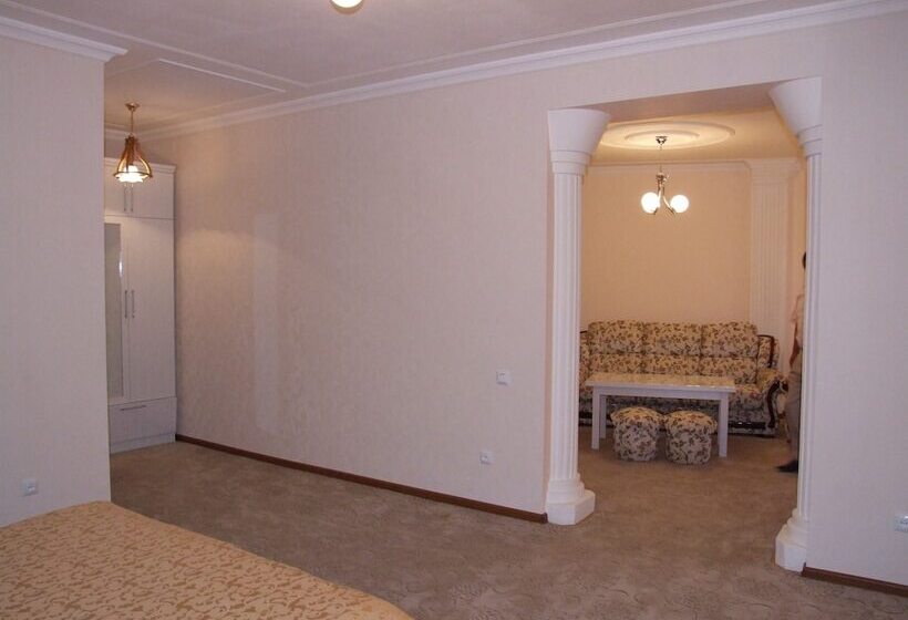 جناح مطلّ علي الجبل, Central