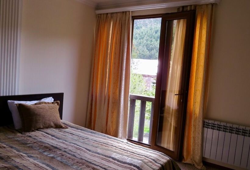 جناح مطلّ علي الجبل, Central