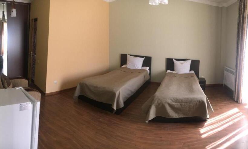 جناح مطلّ علي الجبل, Central