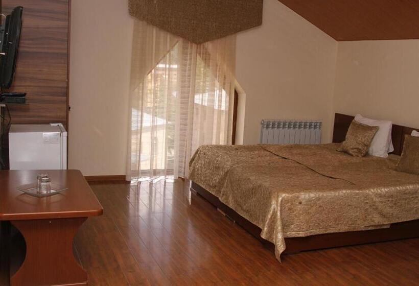 جناح مطلّ علي الجبل, Central