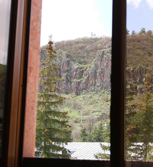 جناح مطلّ علي الجبل, Central