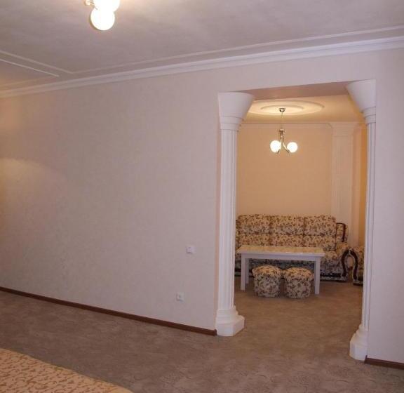 جناح مطلّ علي الجبل, Central