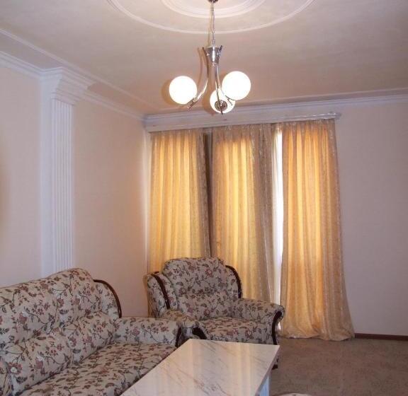 جناح مطلّ علي الجبل, Central