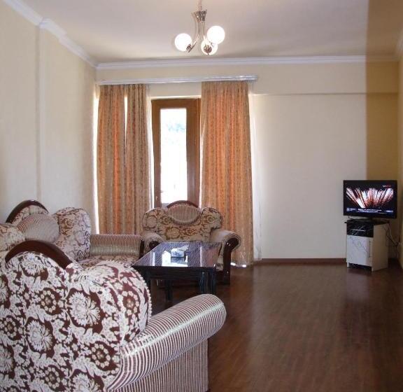 جناح مطلّ علي الجبل, Central