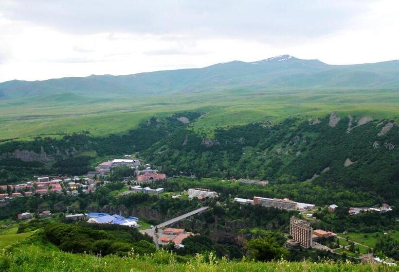 جناح مطلّ علي الجبل, Central