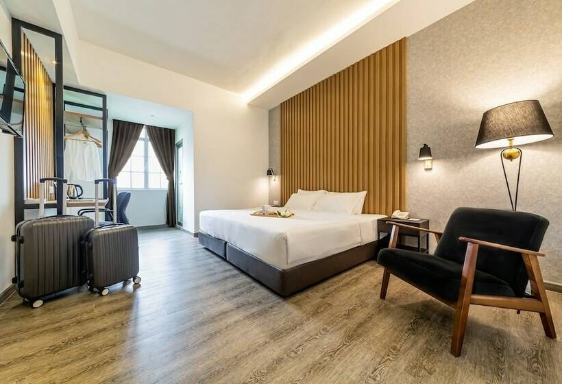 Deluxe Rum, Thy Executive