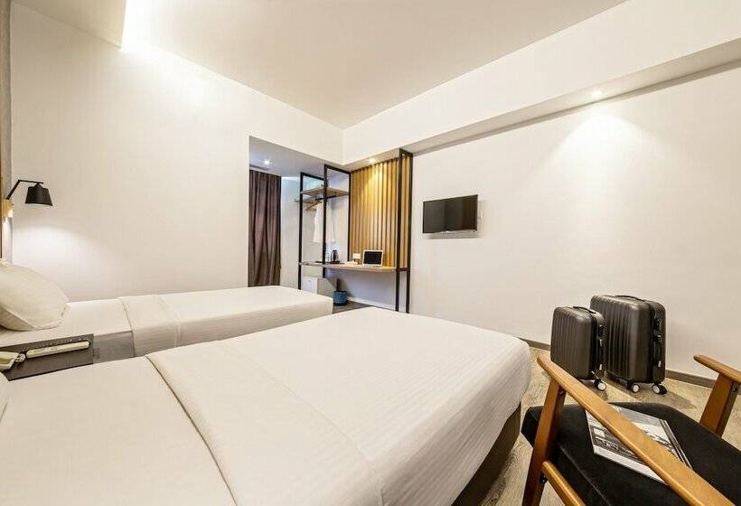 Deluxe Rum, Thy Executive