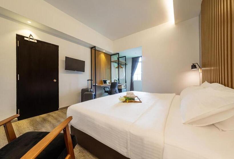 Deluxe Rum, Thy Executive