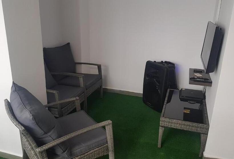 سرير فى غرفة مشتركه, House Coffe