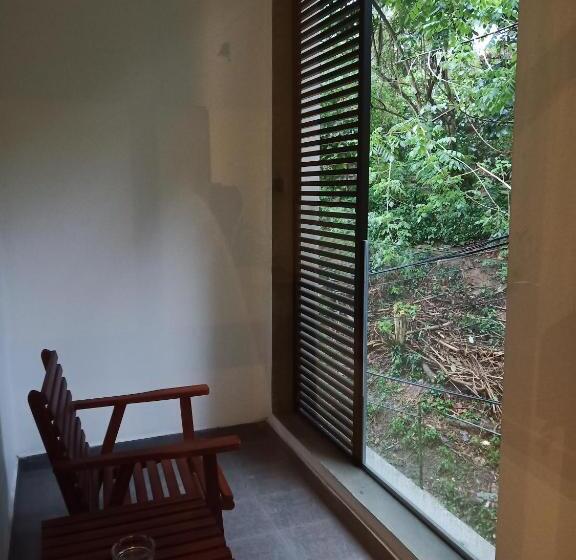 חדר סטנדרט לשלושה עם מרפסת, Lotus Lake Residence