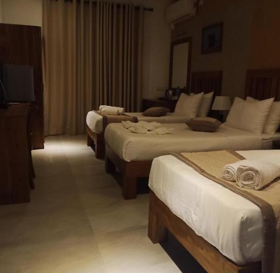 חדר סטנדרט לשלושה עם מרפסת, Lotus Lake Residence