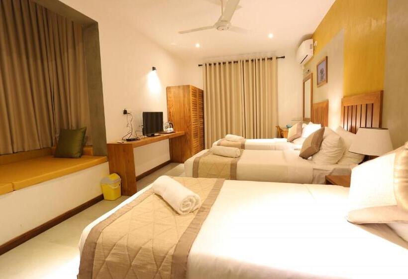 חדר סטנדרט לשלושה עם מרפסת, Lotus Lake Residence