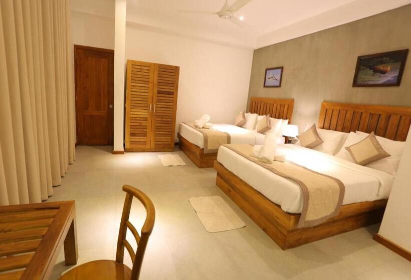 חדר משפחתי, Lotus Lake Residence