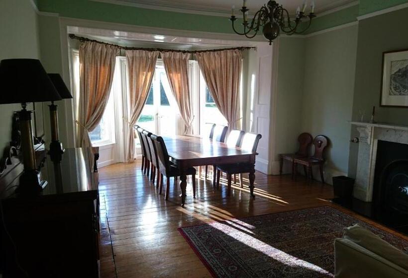 1间卧室的房子, The Lawns House