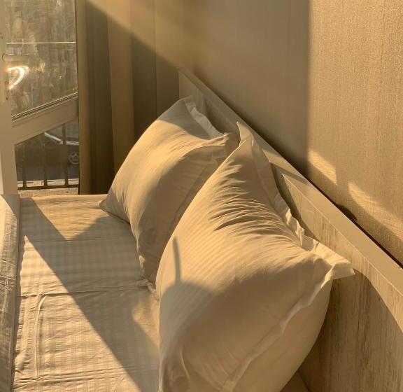 اتاق لوکس با بالکن و چشمانداز دریا, White House Anaklia