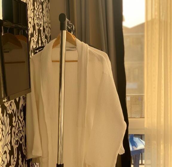 اتاق لوکس با بالکن و چشمانداز دریا, White House Anaklia