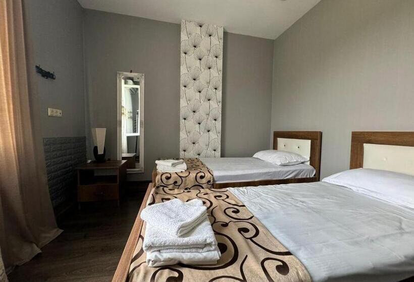 اتاق اکونومی, White House Anaklia