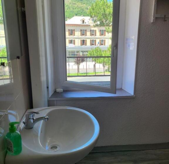 带共用浴室的标准房间, De La Gare