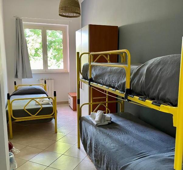 חדר סטנדרט לשלושה עם חדר אמבטיה משוף, Ostello Fiume Tirino