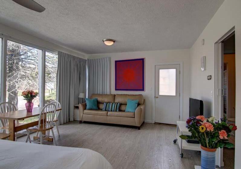 جناح عائلي, Wavecrest Resort